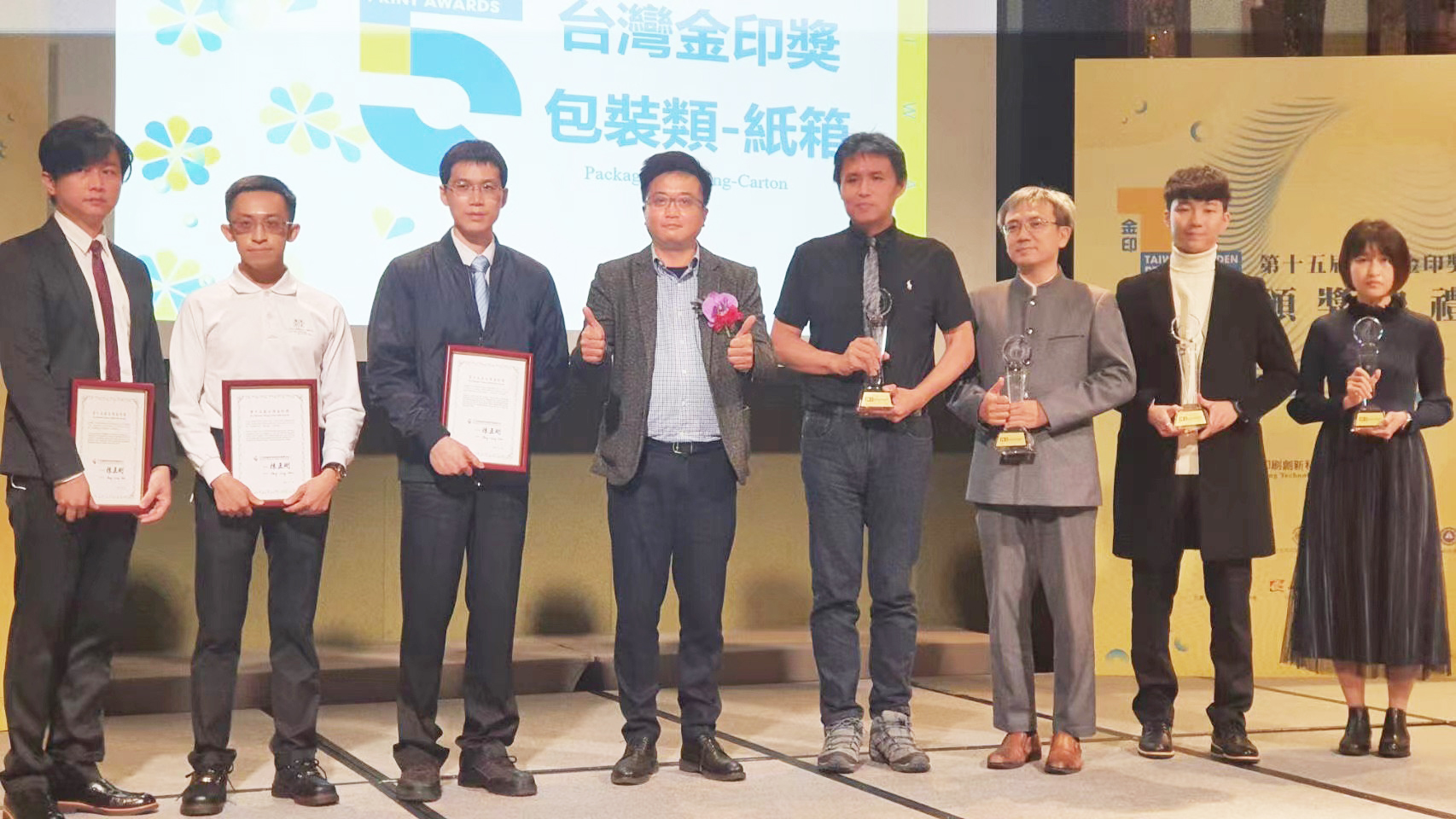 Who only spending 2 years winning the Taiwan Golden Seal Award(图3) 1-22011Q05149147.jpg