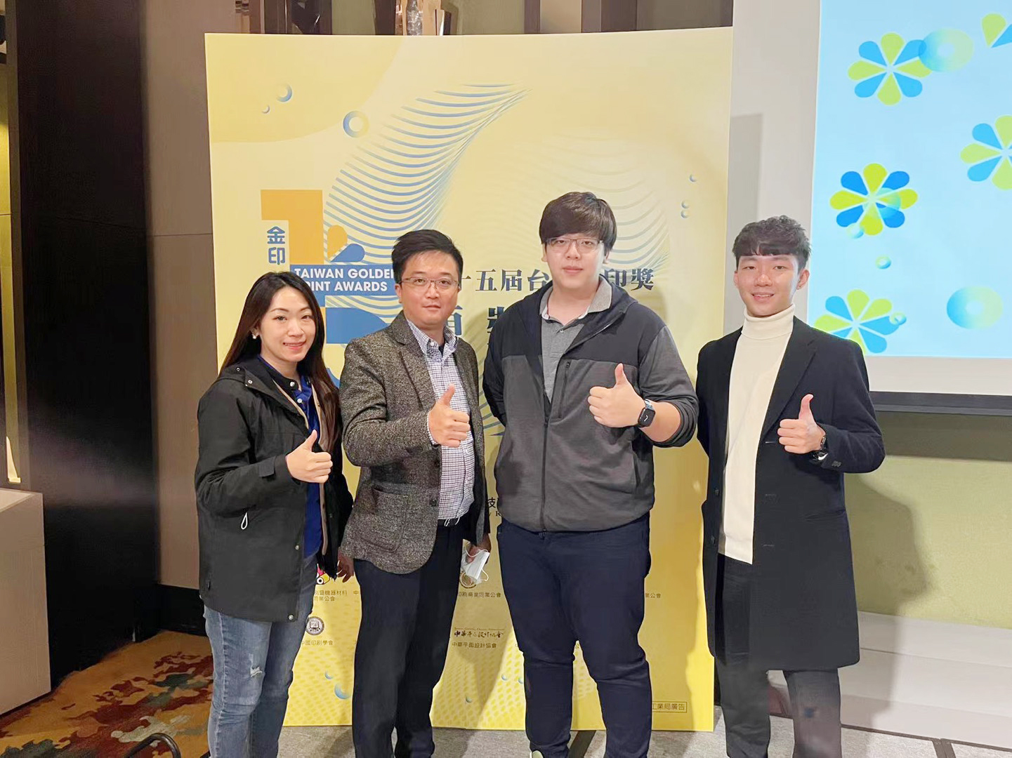 Who only spending 2 years winning the Taiwan Golden Seal Award(图4) 1-22011Q0530V28.jpg